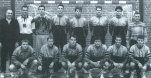 Belgische nationale handbalploeg (1994-1995) met o.a.: Nebojša Popović (1e van links, achterste rij): T2 trainer (Goud op Olympische spelen in 1972), Jo Delpire (2e van links, achterste rij), Patrick Buzaud (3e van links, achterste rij), Luc Deltombe (7e van links, achterste rij), Jos Schouterden (8e van links, achterste rij): T1 trainer, Raoul Lenders (2e van links, voorste rij), Baudoin Dupont (3e van links, voorste rij), Patrick Catteeuw (4e van links, voorste rij), Ken de Nil (6e van links, voorste rij)