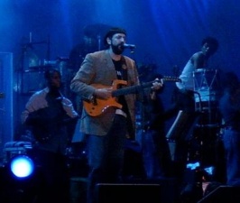 Juan Luis Guerra tijdens een concert in Madrid, juli 2005