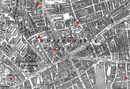 Kaart die locatie van de graffiti toont (rode driehoek) in relatie tot zes van de plaatsen delict (rode cirkels). Linksonder: Mitre Square (waar Catherine Eddowes is gevonden), rechtsonder: Berner Street (waar Elizabeth Stride is gevonden). Andere plaatsen zijn (kloksgewijs vanaf boven): Dorset Street (Mary Jane Kelly), Osborn Street (Emma Elizabeth Smith), George Yard (Martha Tabram) en Castle Alley (Alice McKenzie)