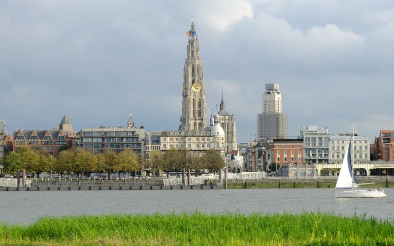 Bestand:OlV toren en Boerentoren Antwerpen vanaf Linkeroever.jpg