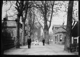 De Dorpstraat in Bergen (1914), Bonda staat linksvoor.