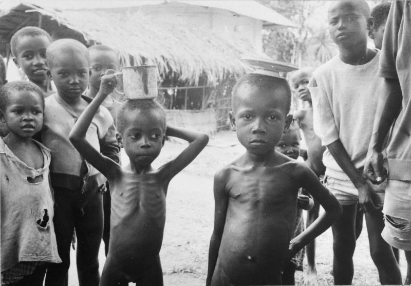 Bestand:Ondervoede kinderen in Biafra 1968.jpg