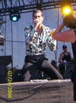 Perry Farrell op lollapalooza 2004 tijdens een concert van Jane's Addiction