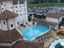 Zicht op het zwembad van het hotel